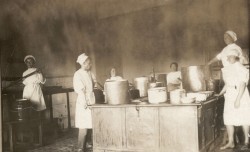 Фотография. Кухня в Ставропольской психиатрической колонии. 1930-е гг. Из фотоальбома главного врача А.Я. Доршта 1939 г.